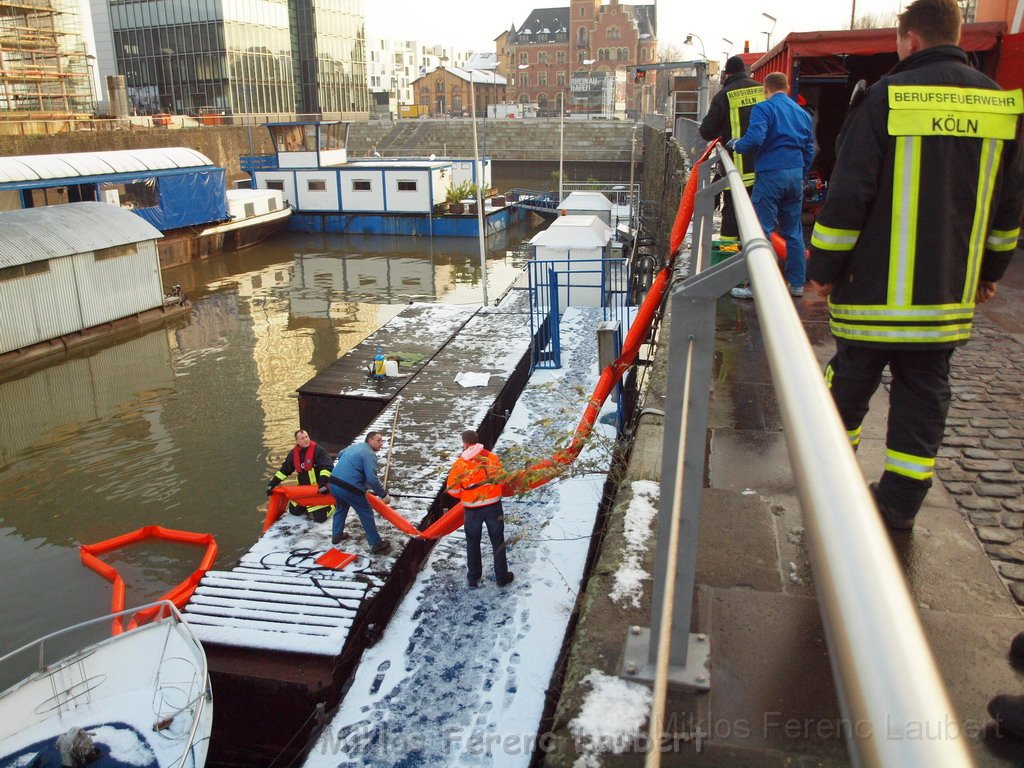 Einsatz BF Koeln Treibstoff auffangen Koeln Rheinauhafen P185.JPG